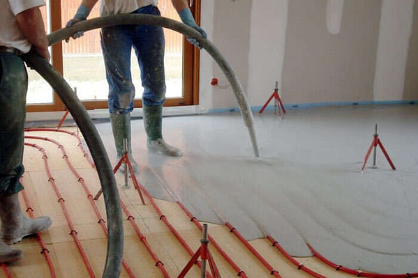 ouvrier-chape-fluide-plancher-chauffant